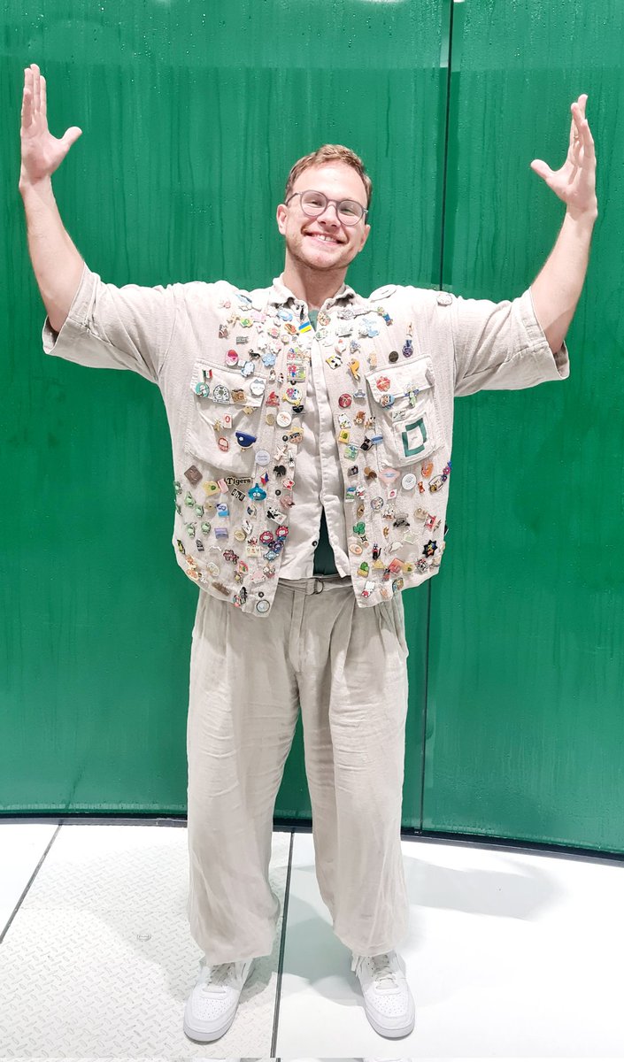 カーリス・ヴィートルスさんがピンバッジを集めています。手伝ってくれ