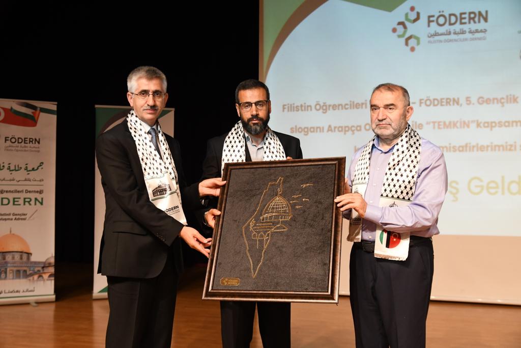 Hafta başında Cumhurbaşkanı başdanışman Sn. İsrafil Kışla ile birlikte Filstinli Öğrenciler Derneğinin "Güçlü Nesil,Güçlü Vatan" temalı kamp programının kapanışında Filistinli ve Gazzeli gençlerimizle birlikteydik.Dernek başkanı Sn. Abdurrahman Ferrâ ve ekibine teşekkür ediyorum.