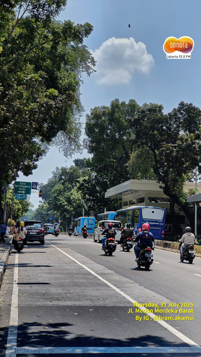 Lalulintas jl Merdeka Selatan dari Gambir ke Patung Kuda, dua arah ramai lancar. (Bram)