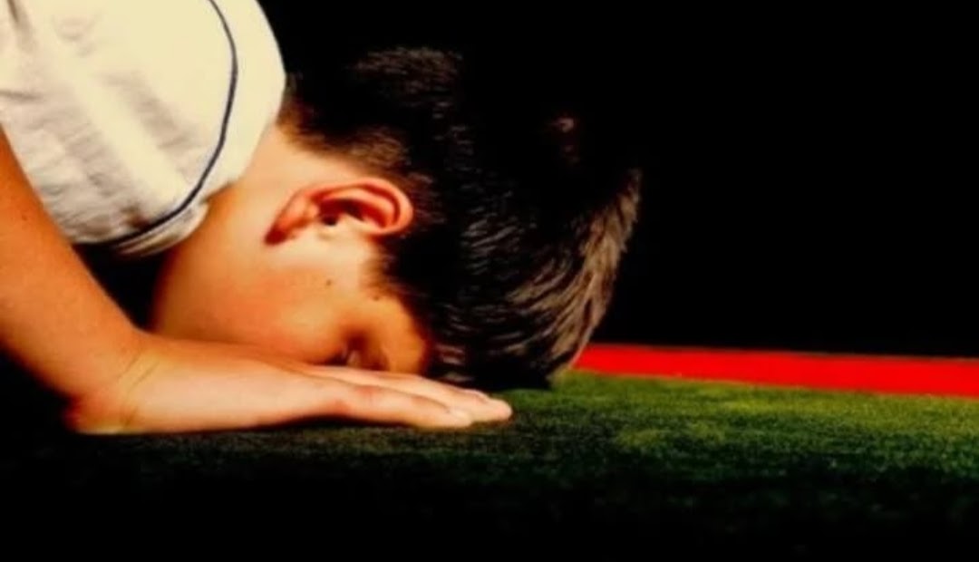 Sizin alanınız secdedeyken, kalbi duruyor Dünya'nın.
NAMAZ!!!
Artık, unutmakta olduğumuz, gerekli gör(e)mediğimiz ama tek başına, direnişi sergileyen devrimci bir eylem ve direniş muştusu.
Selâm olsun hakkıyla îfa edenlere...