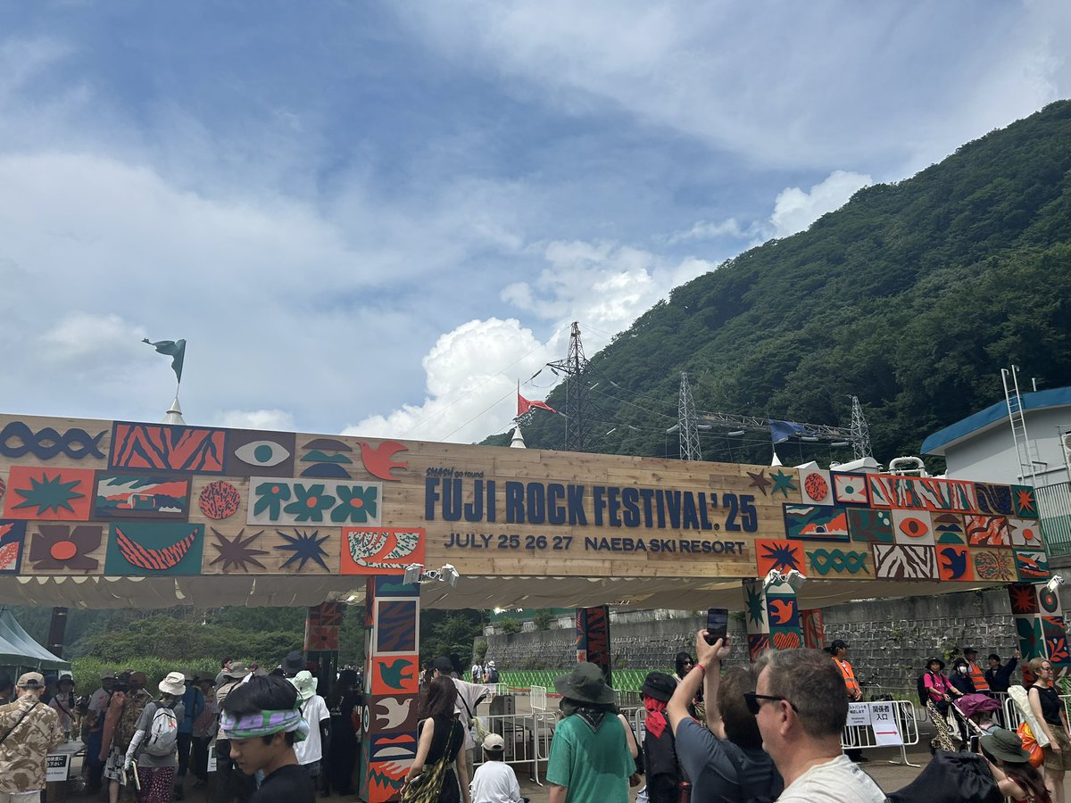 そーいえばFUJI ROCK行ってきたんですよ。全日通しで。
次からライブ行くときは筋トレしてから行かなくてわ(腰痛めた)