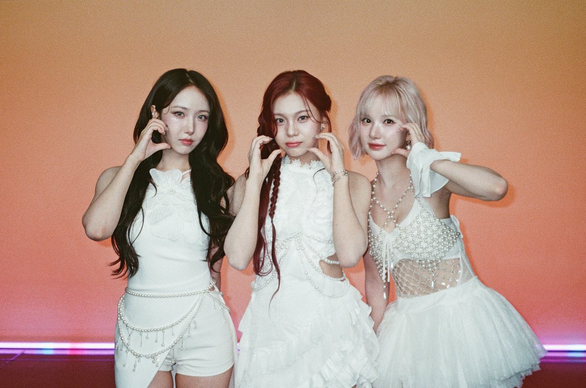 필름카메라로 기록한 7월의 추억📸 8월에도 쭈욱 엠투와 함께해요❣ #7월의엠투 #M2film #릴레이댄스 #VIVIZ #비비지 <a href="/VIVIZ_official/">VIVIZ</a>