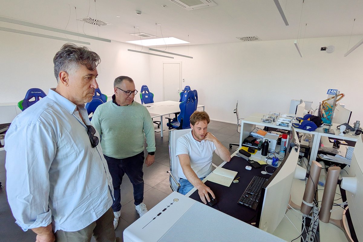 Due voci simbolo del motorsport qui in visita: <a href="/MarcoPetriniMac/">Marco Petrini</a> e <a href="/PaoloAllievi/">Paolo Allievi</a>, commentatori di <a href="/Eurosport_IT/">Eurosport IT</a> Per loro tanta tecnologia, zero spoiler (per ora!). La terza voce? Ce l’abbiamo in casa: <a href="/IlMagnus/">Fabio Magnani</a> 😉
Ci si rivede in pista…o al microfono!
#Eurosport #NOPEengineering