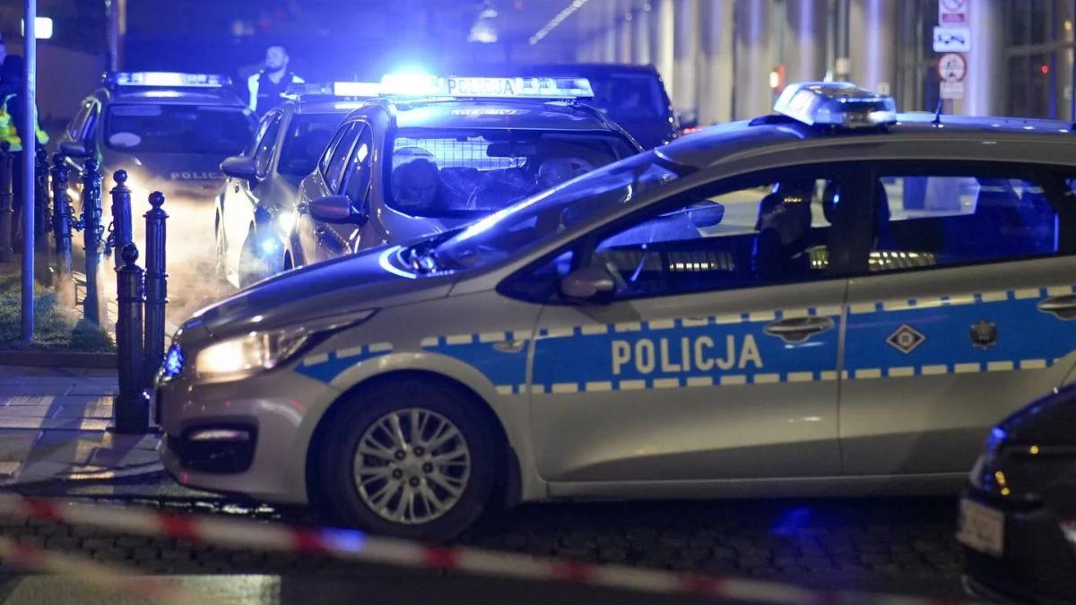 Nad ranem w Sosnowcu policjant zastrzelił agresywnego obcokrajowca, który demolował zaparkowane samochody maczetą.

Policjant powinien dostać medal. Ale żyjemy w Polsce. Dostanie, ale wyrok. 😕😔