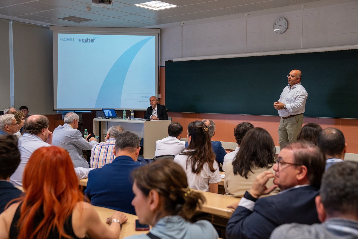 Durante el pasado Congreso ACHE expusimos los principios del diseño de la estructura de las Nuevas Torres Colón. En la imagen se ve a nuestros compañeros Luis Lozano y Julián Fernández durante la exposición.

#estructuras #ingeniería #diseño #consultoría