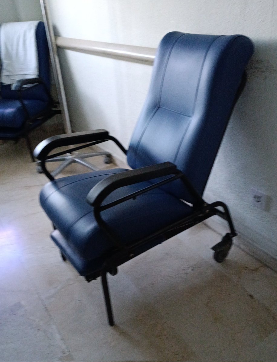 Cuando pases aquí una noche acompañando a un familiar hospitalizado recuerda que Juanma Moreno se ha gastado casi 5000€ en una silla para el presidente del Parlamento, Jesús Aguirre. El mismo que fue consejero de Sanidad...