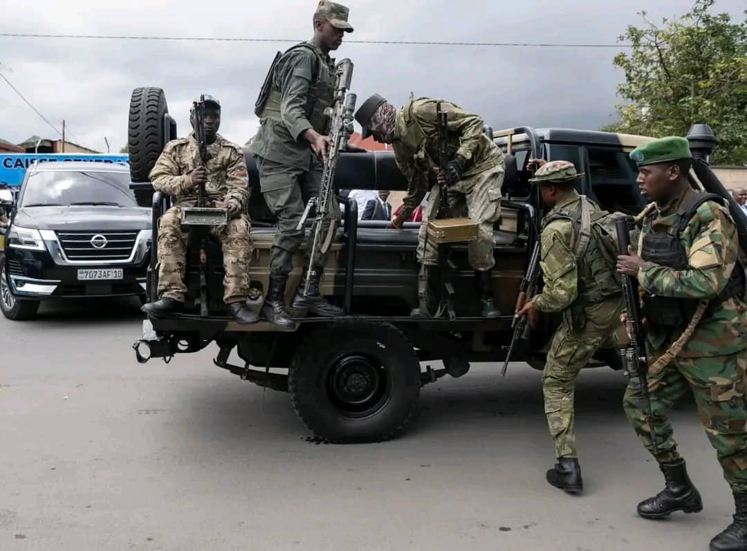 #Manyuka vient de présenter un bilan sur le renforcement des #FARDC dans plusieurs zones, oubliant que depuis le mardi 20 juillet 2025, les #M23 ont été déployés avec une grande quantité d’armes dans des communes telles que #Kateku et #Ikobo, dans le #Walikale, au #Nord_Kivu.
