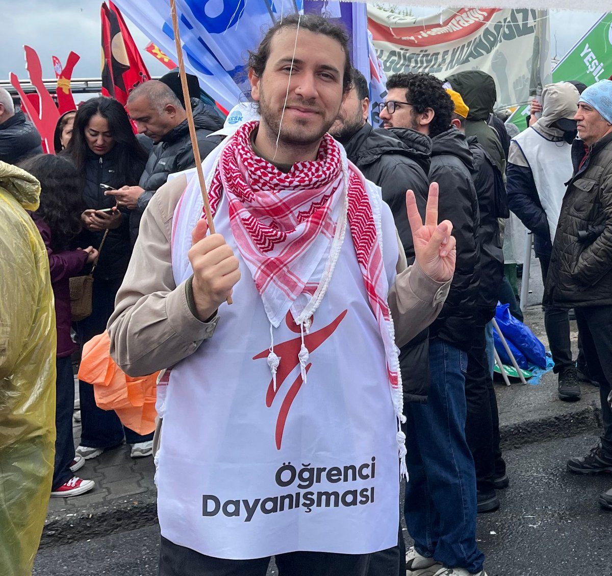 📍Doğan Nur, one of the activists arrested at the Pride March, has been released! 

kaosgl1.org/en/single-news…