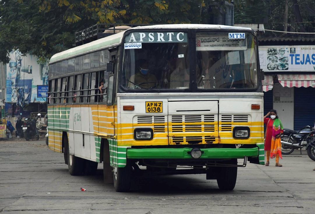 Knowledgeofap's tweet image. 🚨 AP women can travel free in RTC buses from Aug 15

🔹Buses: Palle Velugu, Express, City Ordinary, City Express, Ultra Deluxe

🔹ID: Any state/central govt ID

🔹Zero-fare tickets will be issued with travel details

Final guidelines to be announced after the next cabinet meet
