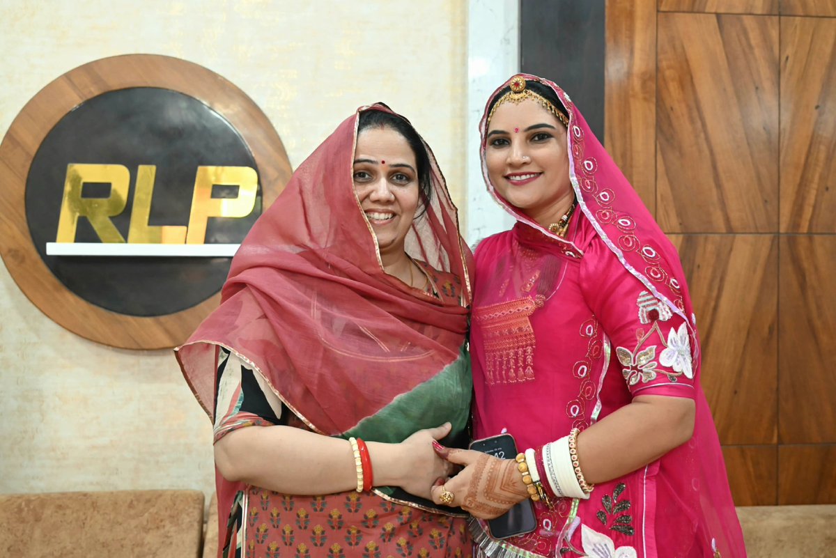 नागौर से सांसद माननीय हनुमान जी बेनीवाल व कनिका जी चौधरी से शिष्टाचार भेंट मेरे नागौर प्रवास के दरम्यान हुई। 

मुझे प्रसन्नता हुई कि परिवार के सभी सदस्यों ने बङी आत्मीयता और आदर भाव से हथाई में भाग लिया। 

इस दौरान सावन तीज उत्सव की अतिथि सामाजिक कार्यकर्ता आदरणीय शारदा जी चौधरी,