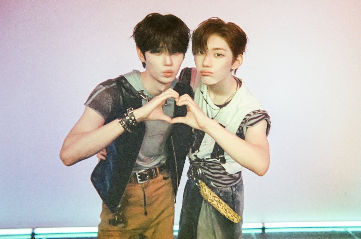 M2MPD's tweet photo. 필름카메라로 기록한 7월의 추억📸 8월에도 쭈욱 엠투와 함께해요❣ #7월의엠투 #M2film #릴레이댄스 #CLOSEYOUREYES #클로즈유어아이즈 @closeyoureyes_7 https://t.co/QWNpKypj9t