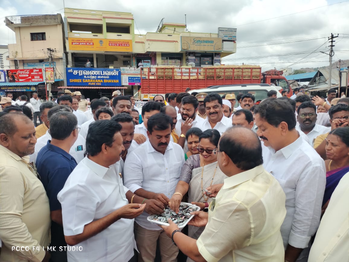 D.Mathiazhagan | MLA (@mathiazhagan_) on Twitter photo கிருஷ்ணகிரி கிழக்கு மாவட்டம், கிருஷ்ணகிரி பேருந்து நிலையம், விடியல் பயண திட்டத்தின் கீழ், 9 புதிய பேருந்துகளை தமிழ்நாடு உணவு மற்றும் உணவுப் பொருள் வழங்கல் துறை அமைச்சரும், கிருஷ்ணகிரி மாவட்ட பொறுப்பு அமைச்சருமான மாண்புமிகு திரு. <a href="/r_sakkarapani/">R.SAKKARAPANI</a> அவர்கள், கிருஷ்ணகிரி மேற்கு மாவட்ட கிருஷ்ணகிரி கிழக்கு மாவட்டம், கிருஷ்ணகிரி பேருந்து நிலையம், விடியல் பயண திட்டத்தின் கீழ், 9 புதிய பேருந்துகளை தமிழ்நாடு உணவு மற்றும் உணவுப் பொருள் வழங்கல் துறை அமைச்சரும், கிருஷ்ணகிரி மாவட்ட பொறுப்பு அமைச்சருமான மாண்புமிகு திரு. <a href="/r_sakkarapani/">R.SAKKARAPANI</a> அவர்கள், கிருஷ்ணகிரி மேற்கு மாவட்ட