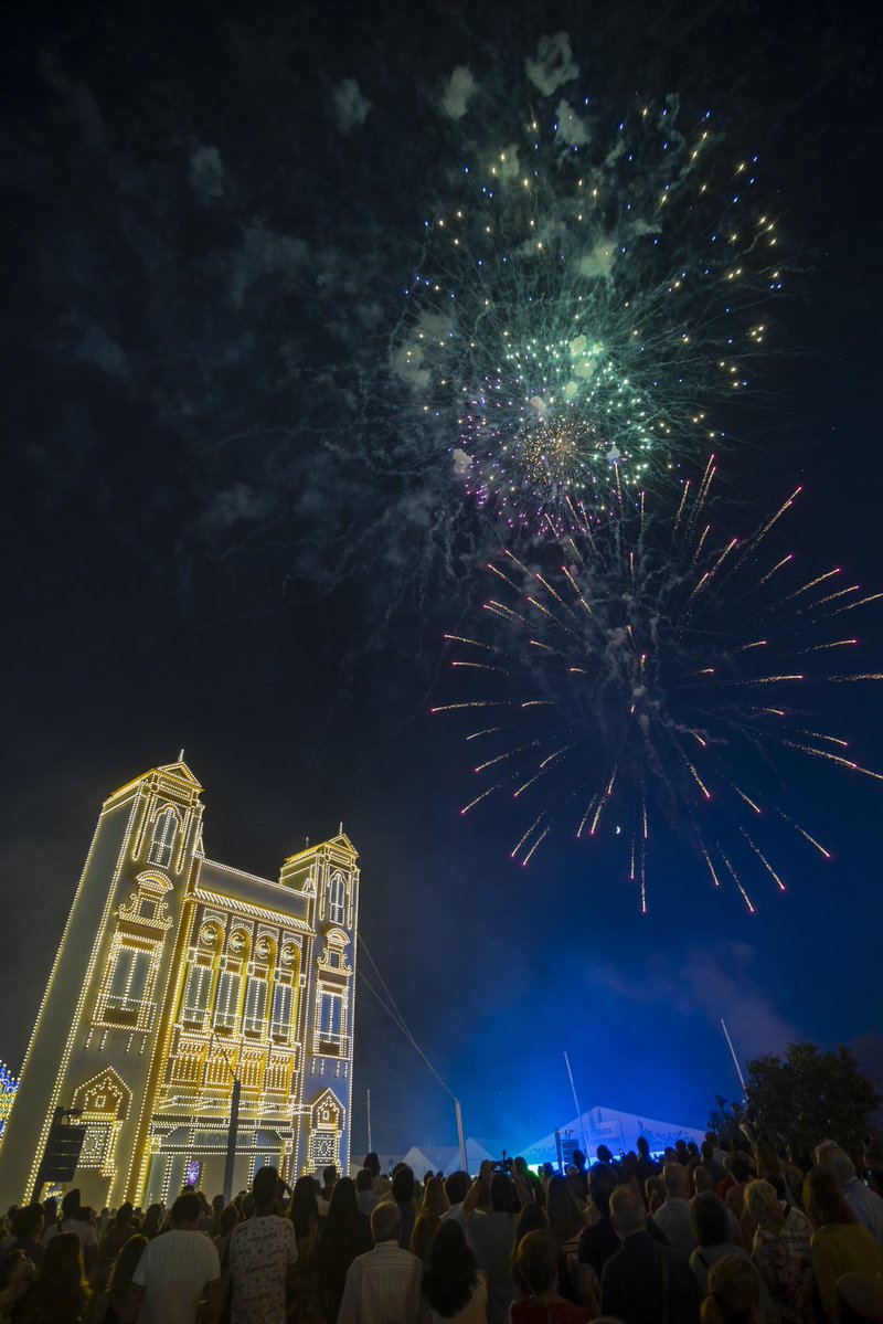 🎇Tras el encendido oficial, un espectáculo pirotécnico de luces ha llenado el cielo de Las Colombinas, amenizado con la interpretación por parte de la <a href="/BSMHuelva/">BSMHuelva</a> de la Obertura de Carmen de Bizet y Festive Overture de Shostakovich.