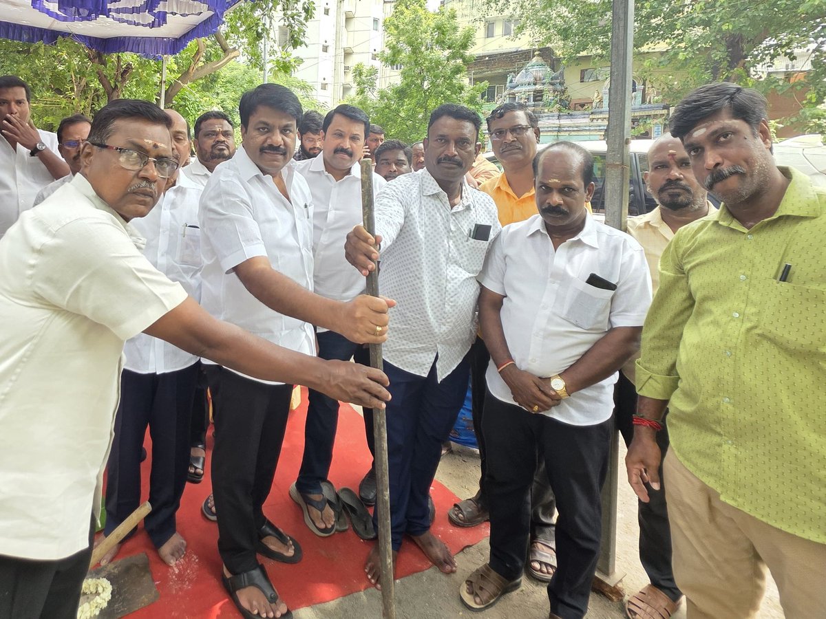 nchitrarasu's tweet photo. பெருநகர சென்னை மாநகராட்சியின் 9வது மண்டலத்திற்குட்பட்ட எனது 110வது வார்டில், டேங்க் பண்ட் ரோடு சாலையில் இன்று, பழைய மழைநீர் வடிகால்வாயை அகற்றி புதிய மழைநீர் வடிகால்வாய் அமைக்கும் பணிகளை துவக்கி வைத்தோம்.
@mkstalin @Udhaystalin #DMK4TN #DMK #Ward110 #ChennaiWestDMK #Chitrarasu #AnnaNagar #Chepauk #ThousandLights #Triplicane