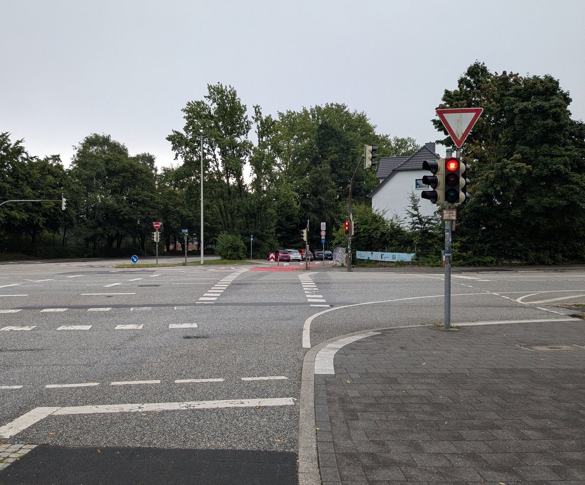 Gefährlich! Die Radfahrer müssen sich nach der Ampel für Autos richten. Sie haben grün, wenn die Fußgänger lange rot haben. Die entgegenkommenden Autos biegen da hemmungslos links ab, weil sie denken, die Radler bleiben stehen.

#mdrza #schlüsselstelle Teilnehmer-ID 504210