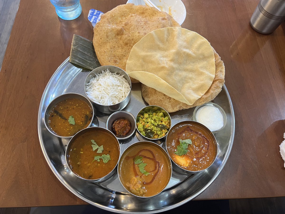 亀有近辺では希少な南インド料理ゴールデンクラウンさんのミールス！マンゴピックルまでついてるのにカレーはインネパ風という不思議なバランス。プーリー２つ！ゴハンおかわり自由！良心的です🙂なんかプーリとカレーから和の風味がする、、