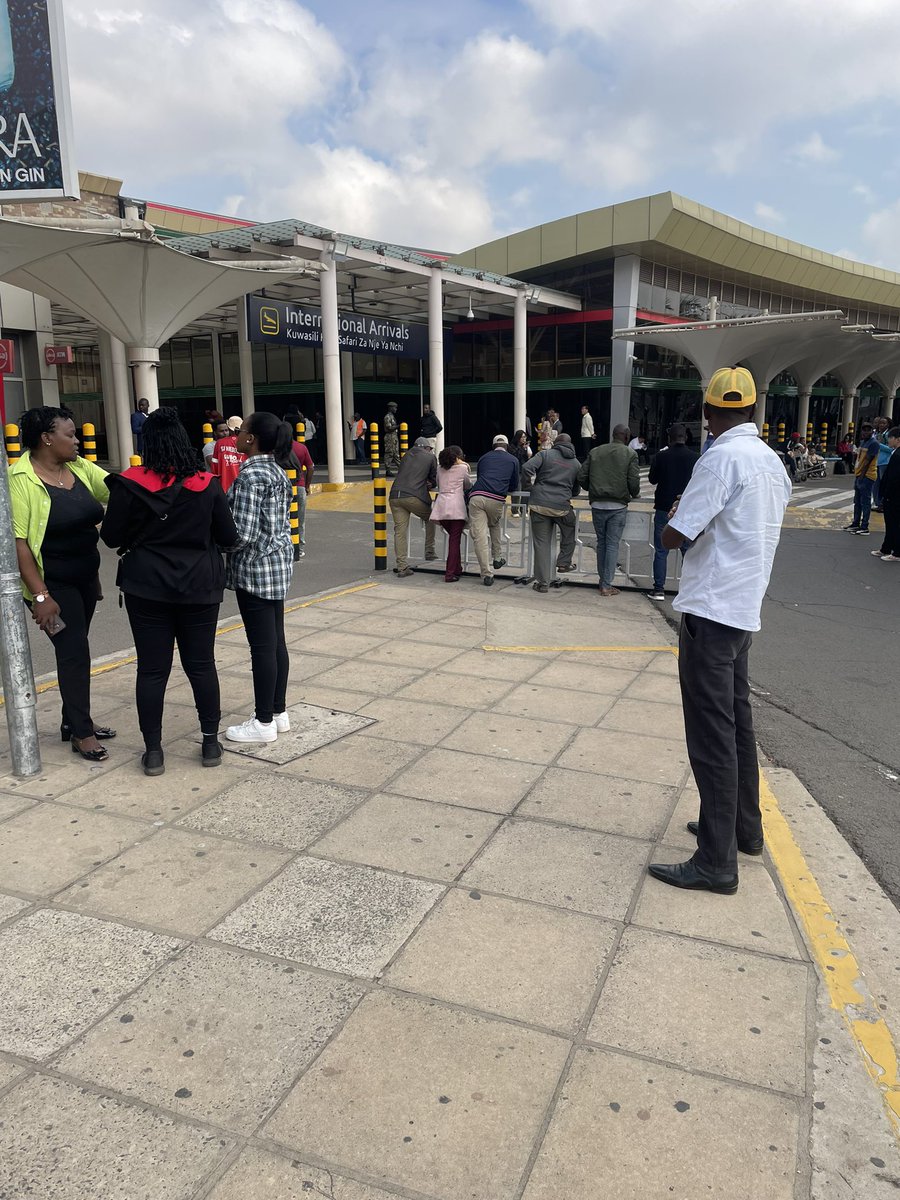 Luge4d's tweet photo. @KenyaAirports 
Please put a giant screen outside arrivals gate to show which flights have landed. https://t.co/SbpVEuUKvX