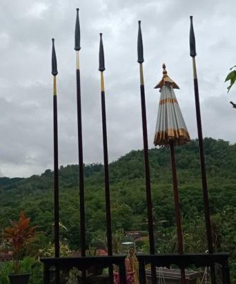 Kita dapat mengatakan bahwa pada abad ke-16, tombak di Nusantara lebih panjang daripada di Iberia

🇪🇸”Picas enarboladas mayores que las nuestras”
🇮🇩Tombak yang lebih besar dari milik kita 

👑Penobatan Sultan Baabullah Ternate 1572

✍️L. B. de Argensola, 1609