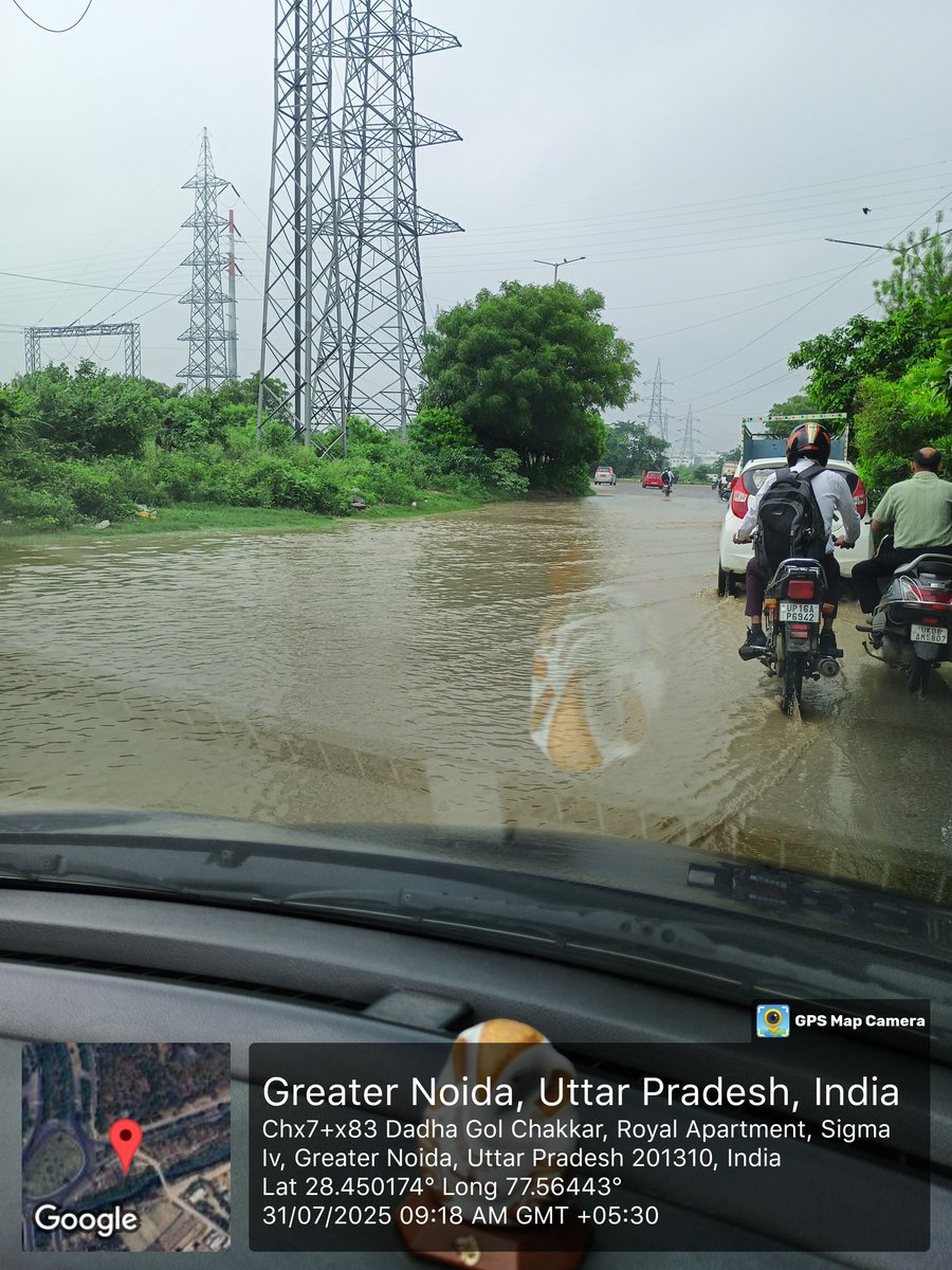 manishpanditadv's tweet photo. @OfficialGNIDA @UPGovt @cmouttarpradesh @JaswantSainiBJP @NandiGuptaBJP @dr_maheshsharma @ChiefSecy_UP @tejpalnagarMLA @DhirendraGBN @OfficialGNIDA को जल भराव के संबंध में भी ध्यान देना चाहिए, सिग्मा 4, डाढ़ा गोलचक्कर से पहले सेक्टर जू 3 से आने वाले रोड पर बारिश के कारण जल भराव हो रहा है, जल निकासी के लिए प्राधिकरण द्वारा कोई कार्य नहीं किया गया है जिससे राहगीरों को परेशानी हो रही है। https://t.co/ugoGUx2bR1
