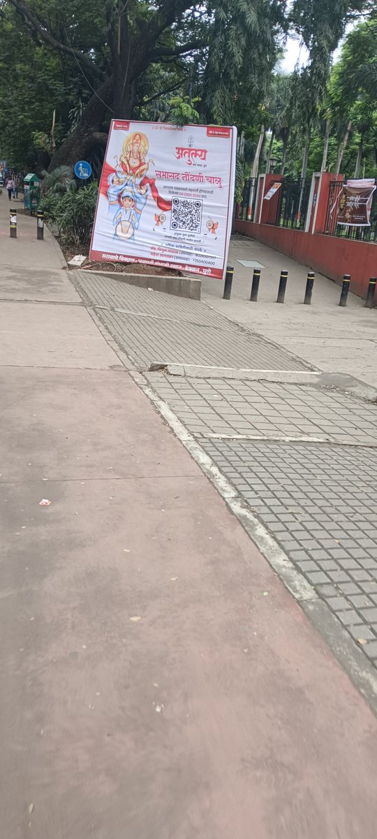 Bekinddude's tweet image. Hoardings on footpath,

Sambhaji Garden, J M Road, Pune.

@PMCPune 
@SwachhBharatGov 

#swach