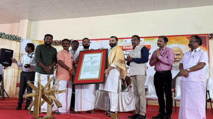 गर्व का क्षण!

<a href="/Neyidhal/">Neyidhal</a> Khadi Sarvodaya Sangam को श्री <a href="/ManojGoelBJP/">Manoj Goel</a> जी, अध्यक्ष <a href="/kvicindia/">Khadi India</a> द्वारा #Khadi प्रमाणपत्र प्रदान किया जाना ‘ग्रामीण सशक्तिकरण और आत्मनिर्भर भारत’ की दिशा में एक ऐतिहासिक उपलब्धि है।

यह माननीय प्रधानमंत्री श्री <a href="/narendramodi/">Narendra Modi</a> जी के #ViksitBharat और