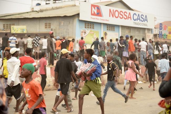 Actu-Energies: 197 blessés, 22 morts enregistrés lors de deux jours de manifestations intenses à Angola 🇦🇴 suite à la hausse de prix du carburant de 300 à 400 kwanzas par litre (de 0,28 à 0,38 euros). Malgré le retour au calme, l’association de chauffeurs poursuit la grève.