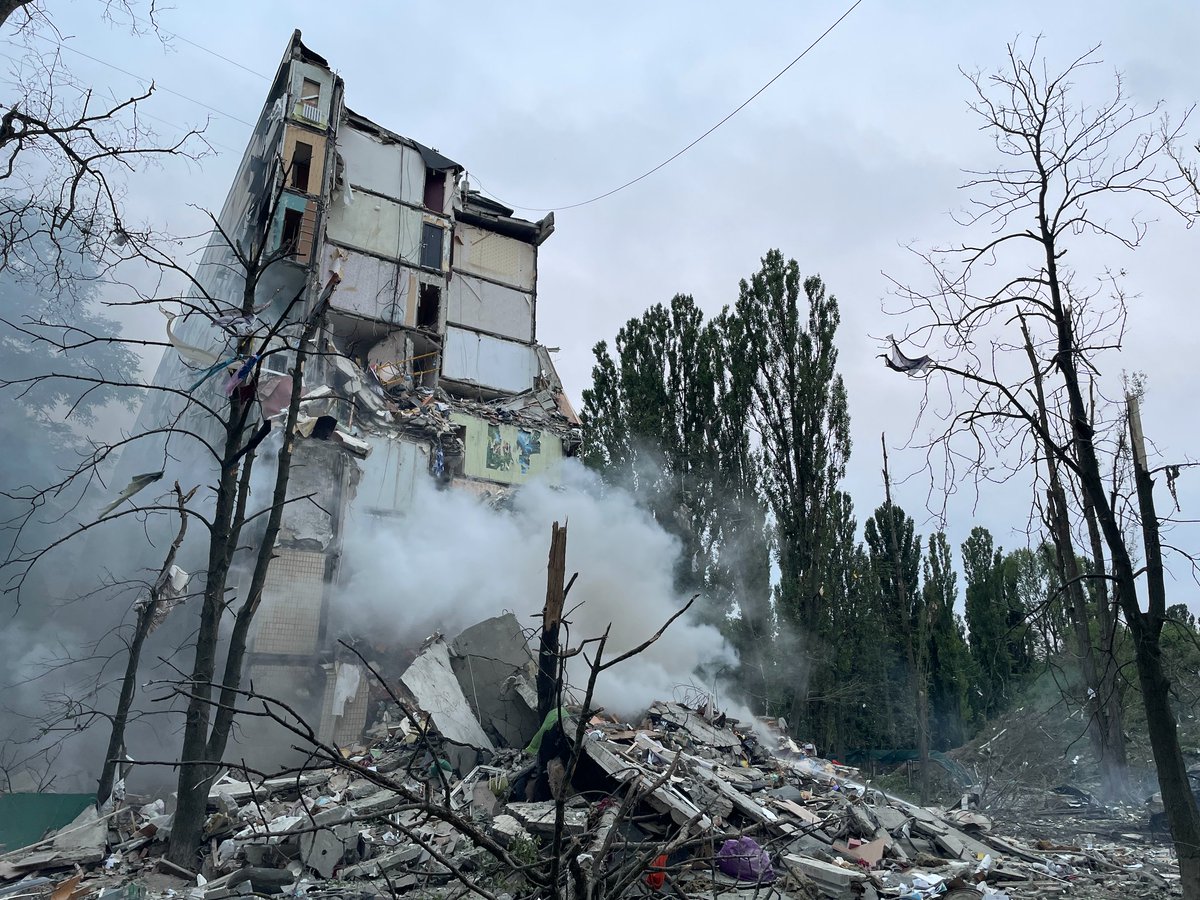 ZelenskyyUa's tweet image. З ночі на місцях російських ракетно-дронових ударів працюють наші рятувальники, пожежники, медики, усі необхідні служби. Постраждали Дніпровщина, Полтавщина, Сумщина, Миколаївщина, Київська область. Столиця була основною ціллю масованого обстрілу. Є численні пошкодження житлової…