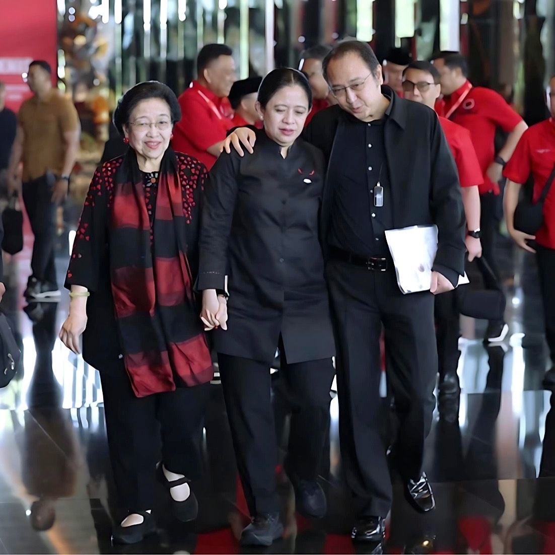 Sebagai kader, para anggota legislatif dari PDIP mesti memiliki tugas ideologis untuk selalu berada di dalam perjuangan.
Mbak <a href="/puanmaharani_ri/">Puan Maharani</a> menyebut partai harus menjadi pelopor bagi hak-hak rakyat kecil.

Ojo Pedot
Tetap Solid