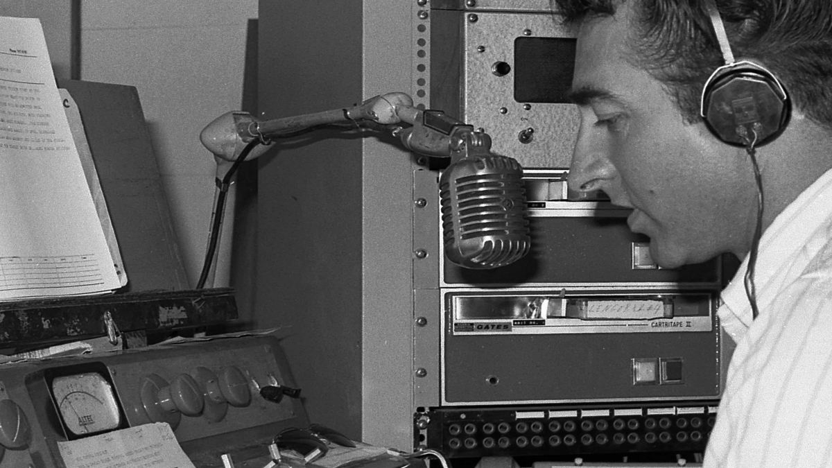 #Estupidiario: Antología del gazapo en la #radio

▶️"COLADAS" AL SERVICIO DEL PÚBLICO 

La función de servicio público de la radio es también muy notable, y es importante su aportación en este terreno para, por ejemplo, dar a conocer aspectos de interés general como la situación