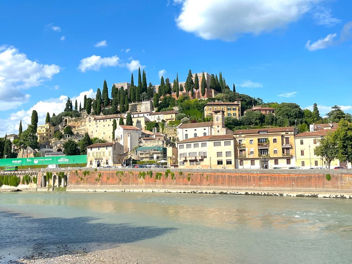 AzorcanTours's tweet photo. Hockey Tours

The #Canada #Bears female U15 and 16+ teams arrived in #Italy and enjoyed an afternoon in #verona #italy 
#azorcantours #azorcan https://t.co/zpdb1Spfus