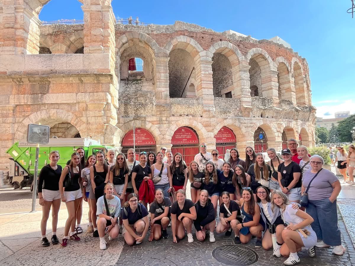 AzorcanTours's tweet photo. Hockey Tours

The #Canada #Bears female U15 and 16+ teams arrived in #Italy and enjoyed an afternoon in #verona #italy 
#azorcantours #azorcan https://t.co/zpdb1Spfus
