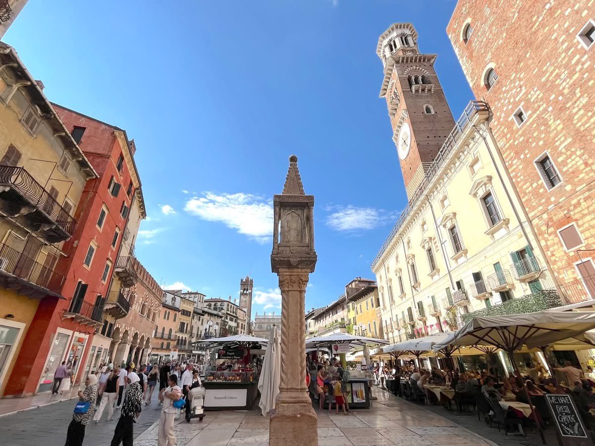 AzorcanTours's tweet photo. Hockey Tours

The #Canada #Bears female U15 and 16+ teams arrived in #Italy and enjoyed an afternoon in #verona #italy 
#azorcantours #azorcan https://t.co/zpdb1Spfus