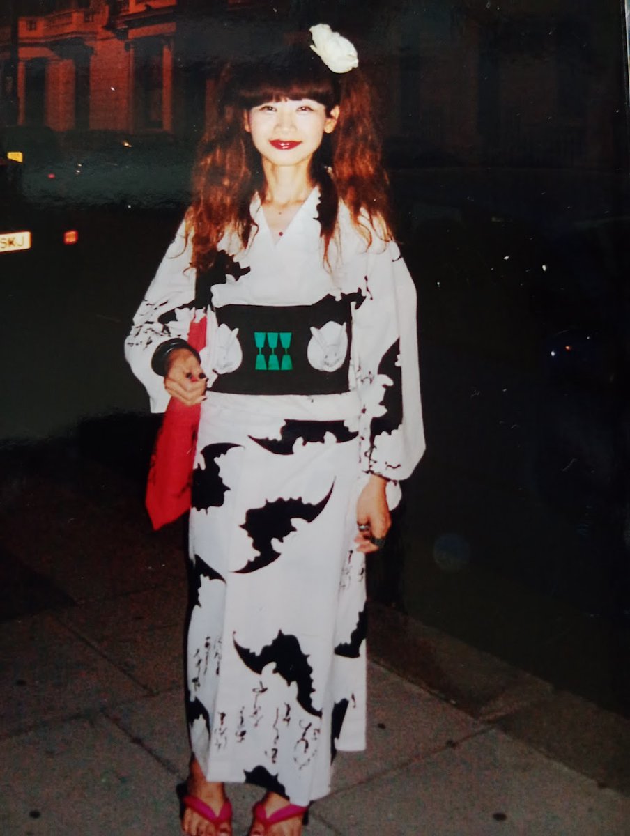 2003年、ロンドンのゴスクラブに行くのに、金子國義のコウモリ浴衣＆うさぎ帯を着用。座敷童みたいでしょう。一般の人からドン引きされた記憶