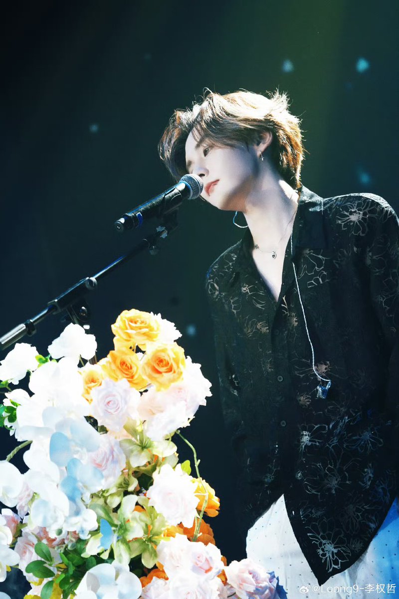 loong9updates's tweet photo. li quanzhe weibo update

hong kong was really hot that day—still wore a long suit and sunglasses. hh was the first event i didn’t tell anyone about.

because of a cold, i couldn’t perform well on stage in shenzhen, but in changsha i had a happy and perfect performance. it was also my first time using my brand-new in-ear monitors to talk about this new phase of mine.

met an old friend through dancing, who was also the host—helped ease my nerves a lot.
first time taking photos with a motorcycle, the outfit was sparkly and long—thinking back, that day made me really happy too.

the stage we spent a whole month preparing as loong9 was finally shown that day. everyone gave it their all, holding back a fire inside and just enjoying the stage.

the magazine styling was super unique—look forward to it 8️⃣
the stage play was a completely completely completely new challenge. my brain was just looping the lines over and over again nonstop.

after it ended, i met my great roommate from the first asia super star five years ago in shanghai—we’ve both been doing better and better.

just joined and already got a name + my first “菜罩子” experience.

july has been my busiest month in the past three years—busy, fresh, full of joy. a month worth remembering. there were challenges, but i’m lucky to have seniors who patiently taught me how to face them.

thank you to my team,
thank you to every senior i’ve met,
and thank you to all of you who’ve kept supporting me.

july has come to a close—
august will be a new story, let’s keep going together gogogo～
#李权哲 #a_plog_to_say_bye_to_july #LOONG9