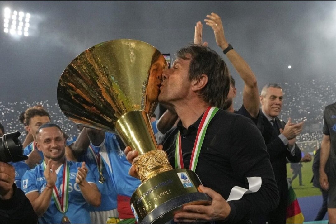 VincenzoFusco69's tweet photo. 🎙Tantissimi auguri di felice compleanno al nostro #Comandante e #Condottiero🍾🥂🎂
Ci ha indicato la via del sacrificio e del lavoro, del "noi" che prevale sull' "io" e c'è ancora chi, gonfio di presunzione, fa le pagelle degli acquisti e pontifica da DS, non si impara mai!👋 https://t.co/rMQOQUuhKy