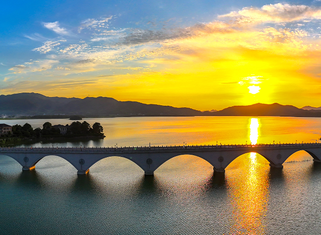 i_yuyao's tweet photo. As the sun dips below the horizon, Siming Lake is bathed in a golden glow. The arched bridge stands gracefully over the tranquil waters, reflecting the vibrant hues of the sky. A perfect moment of peace and beauty! π
π #SimingLake #SunsetSerenity https://t.co/DhAqat2E5G