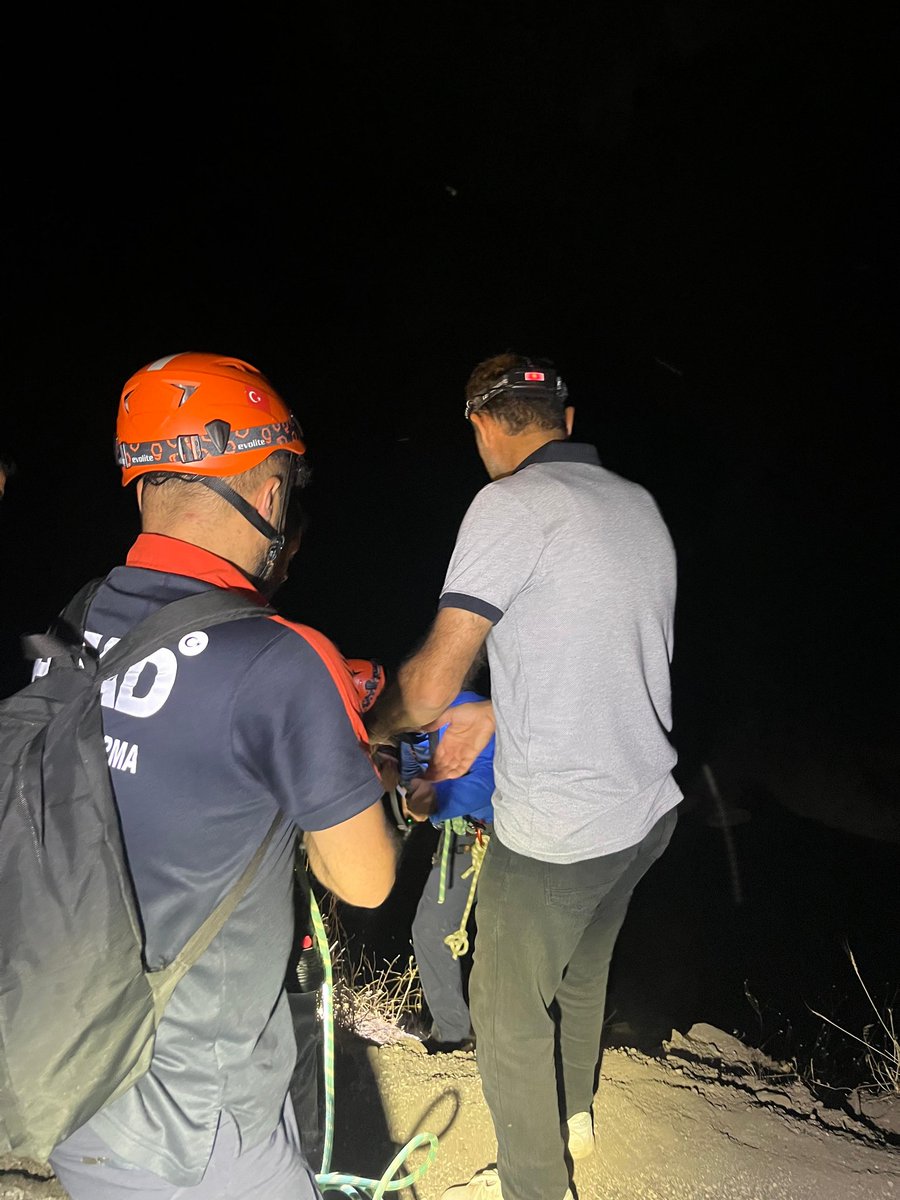 112 AÇM'ye gelen ihbarda İlimiz Baykan ilçesinde hafif ticari aracın şarampole yuvarlandığı, sürücüsünün araçta sıkıştığı bilgisi ile ekipler Olay yerine sevk edilmiştir. Ekiplerin çalışmaları sonucunda şarampole yuvarlanan araçta sıkışan vatandaş çıkarılarak sağlik ekiplerine t.