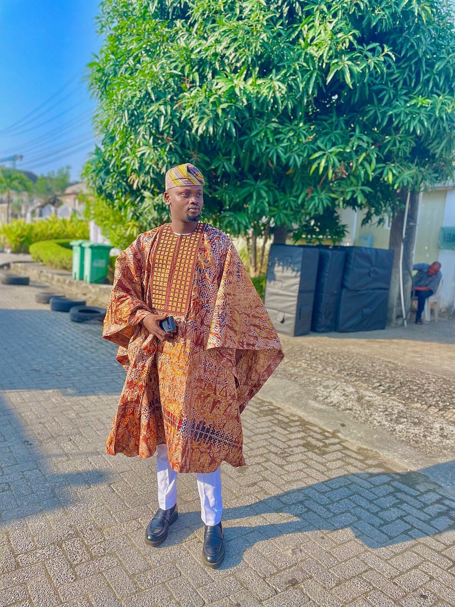 Happy Birthday to me
Ara Ake, Majo meji
Emi mi agun, ma bori awon ota mi
Iwaju lopa ebiti n re si
Oke oke l'emu ru si
Owo mi o ni kan isale apo 
Eledumare a da abo bo mi
A fun mi ni emi gigun
Ko ni baje fun mi