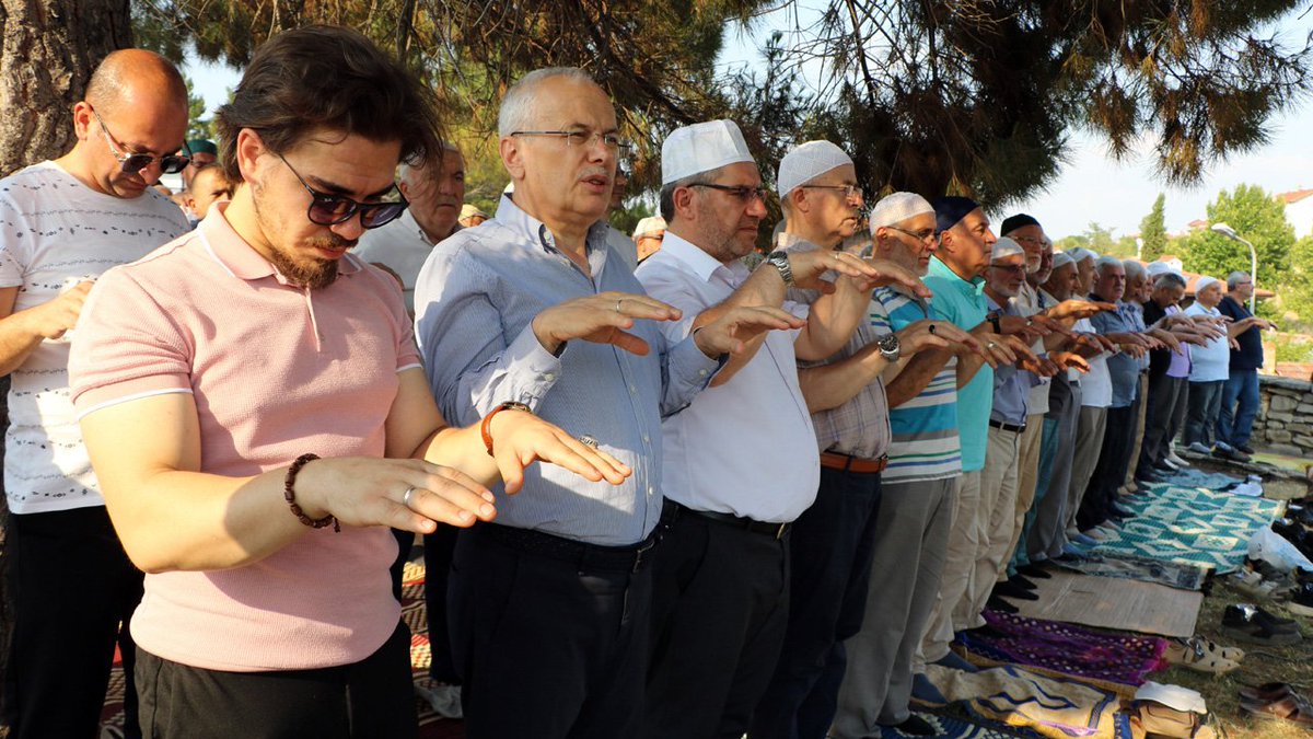 mahfildijital's tweet image. 🔴 Diyanet İşleri'nin talimatıyla bugün yatsı ezanı öncesinde tüm camilerde yağmur duası yapılacak.

Vatandaşların da evlerinden ve balkonlarından "amin" diyerek duaya eşlik etmesi çağrısında bulunuldu.