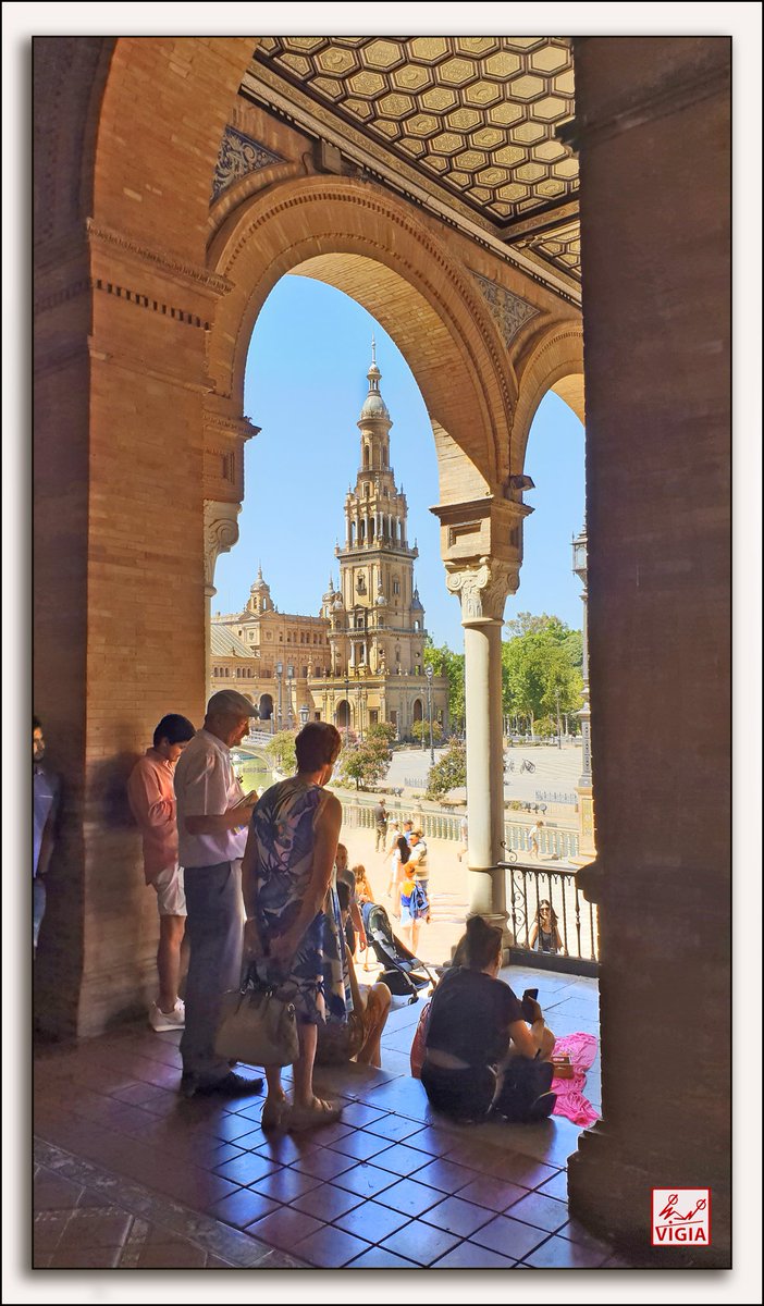 La forma semicircular de la Plaza de España simboliza un abrazo de bienvenida de España a sus invitados iberoamericanos. La estructura también mira en dirección al río Guadalquivir. Se trata del mismo río que en su día conectó el nuevo y viejo mundo.