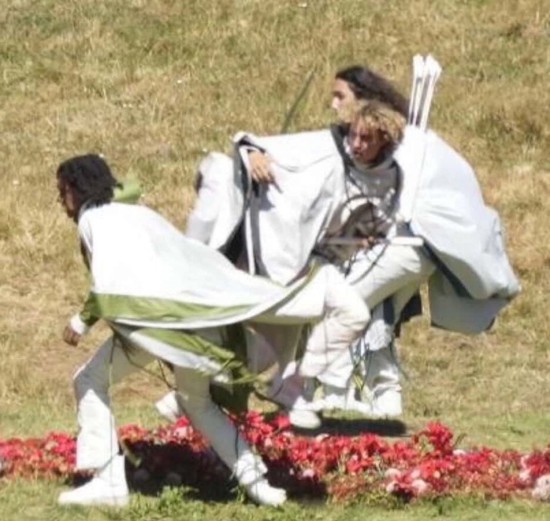 rantclara's tweet image. ils portent du blanc ??? #sotr