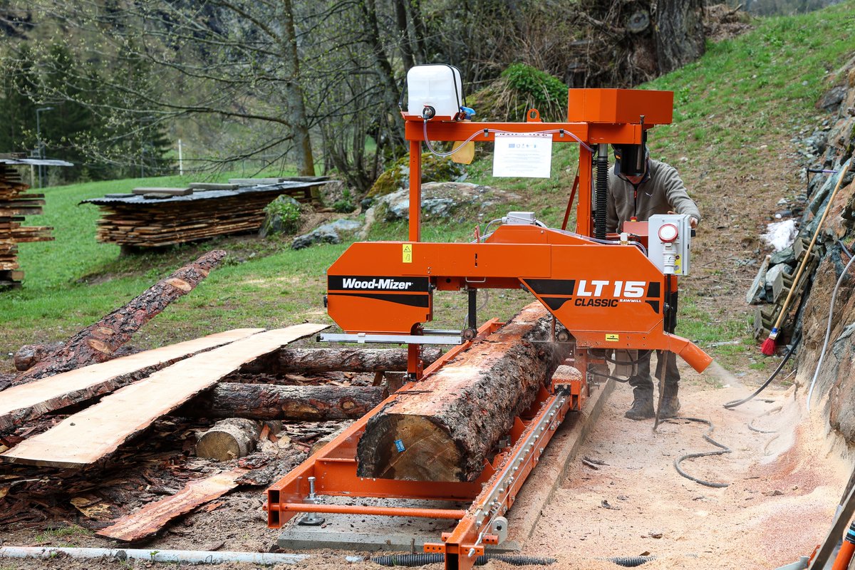📖Storie di imprenditori rurali 
🪵Oggi parliamo della falegnameria di Peter Favre a Gressoney-La-Trinité. Con la partecipazione al bando, si è dotato di una segheria mobile per lavorare il legno locale direttamente in loco e trasformarlo in manufatti a Km0 unici nel loro genere!