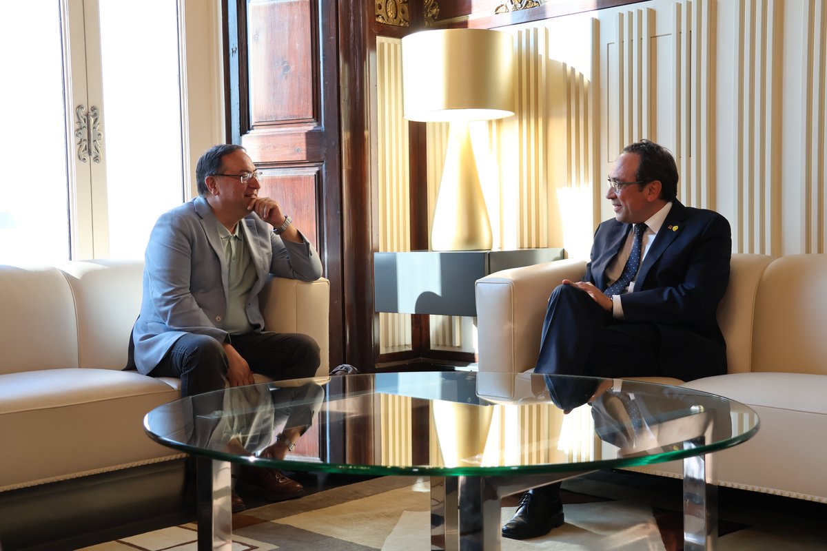La Confederació Tercer Sector Social (@laconfederacio) on Twitter photo 👥 Ens reunim amb <a href="/joseprull/">Josep Rull i Andreu</a>, president del <a href="/parlamentcat/">Parlament de Catalunya</a>.
Posem en comú els principals reptes del #TercerSectorSocial i traslladem la necessitat d’accelerar la tramitació parlamentària del #TripleMarcLegislatiu.
🔗 Llegeix la notícia: tuit.cat/gs6Le 👥 Ens reunim amb <a href="/joseprull/">Josep Rull i Andreu</a>, president del <a href="/parlamentcat/">Parlament de Catalunya</a>.
Posem en comú els principals reptes del #TercerSectorSocial i traslladem la necessitat d’accelerar la tramitació parlamentària del #TripleMarcLegislatiu.
🔗 Llegeix la notícia: tuit.cat/gs6Le