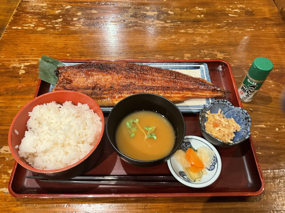 今日は土用の丑の日(第二)と言う事で赤坂にある白銀屋さんでウナギの一尾蒲焼定食を頂きました‼️
スタミナアップ⤴️しました。限界突破出来そうです！笑
#土用の丑の日 #鰻定食 #白銀屋溜池店 #白銀屋溜池分店 #溜池グルメ #溜池ランチ