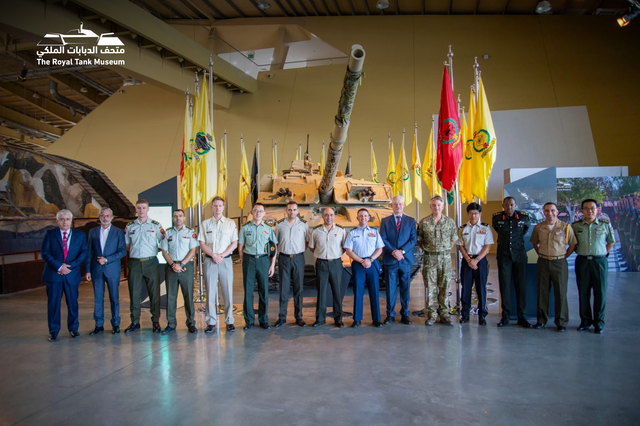 استقبل متحف الدبابات الملكي، بالتعاون مع القيادة العامة للقوات المسلحة الأردنية – الجيش العربي، يوم الاربعاء ٣٠ تموز، مجموعة من الملحقين العسكريين الاجانب المعتمدين في المملكة.

وكان في استقبالهم مدير عام المتحف، العميد المتقاعد نارك سجاجة، حيث قام الضيوف بجولة في قاعات المتحف.