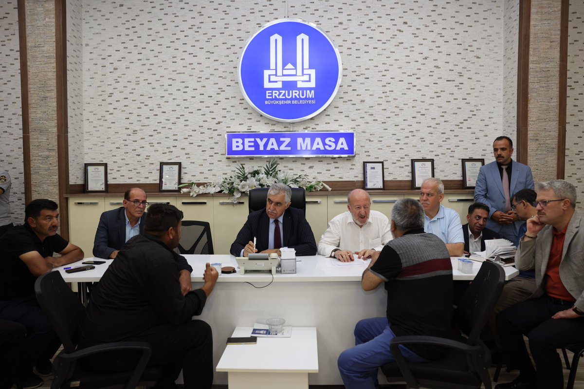 Halk Günü’müz kapsamında hemşehrilerimizle bir araya gelerek görüş, öneri ve taleplerini dinledik.

Ortak akıl ve istişare anlayışıyla Erzurum’umuz için en doğru adımları atmaya devam ediyoruz.

Şehrimizin her noktasına hizmet ulaştırmak, çözüm odaklı çalışmaları sürdürmek adına