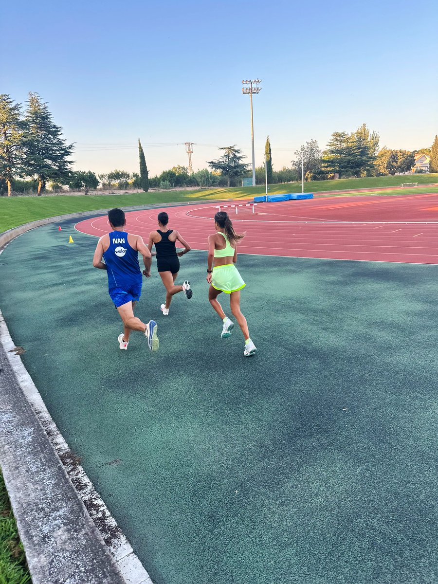 ivanespilez's tweet photo. Sesión de 🐇 con las representantes de @atletismoRFEA en los 5000m del Campeonato de Europa U20.
Resultado ➡️ ☠️🥵
Un buen entreno conjunto para acabar de preparar la competición, que será el debut internacional de Carla.
#espiteam #atletismo #españaatletismo #running https://t.co/RaIIQIkOEy