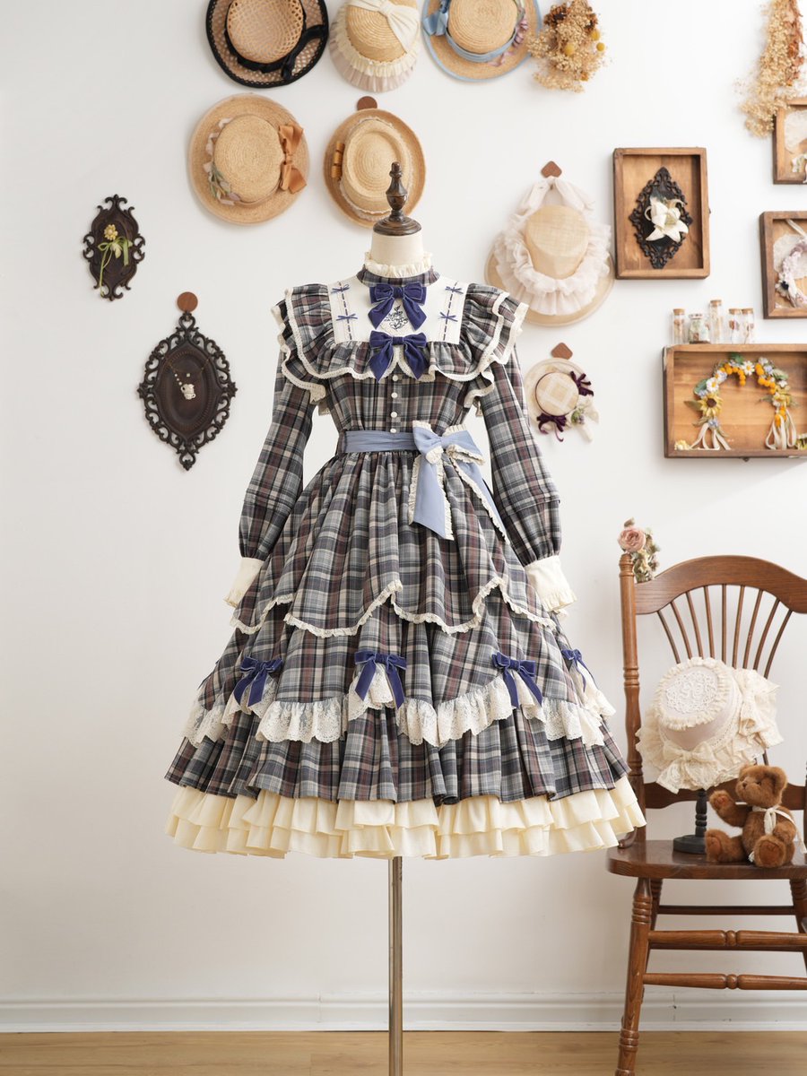 🌟ご予約受付中🌟

西洋人形魔法　チェックワンピース

アンティークな雰囲気がふんだんに詰まった一着🧸
ドーリーなロリィタスタイルをお楽しみください🩷💙

ご予約受付は8月6日まで👀✨
通販、店舗にてご予約受け付け中🛍️
hoshibako.thebase.in/items/101378421