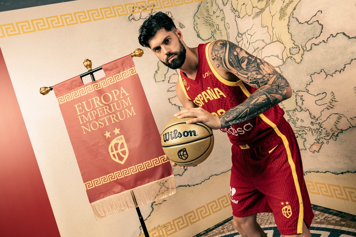 La defensa del #ImperiumNostrum ya está en marcha 🫡

Qué te parece la sesión de fotos de #LaFamilia⁉️

#EuroBasket | #SomosEquipo