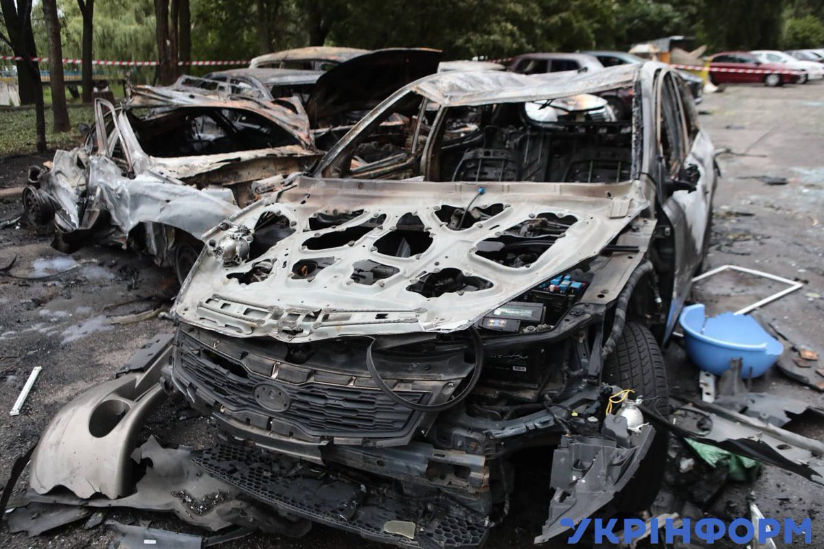 putin’s response to D. Trump ceasefire ultimatum in #Ukraine 👉 massive rocket &amp; drone attack last night against #Kyiv, which killed &amp; wounded several dozens of civilians. putin is a war criminal. putin must be⛓️‍💥 &amp; send to jail, not to negotiation table. #SlavaUkraïni